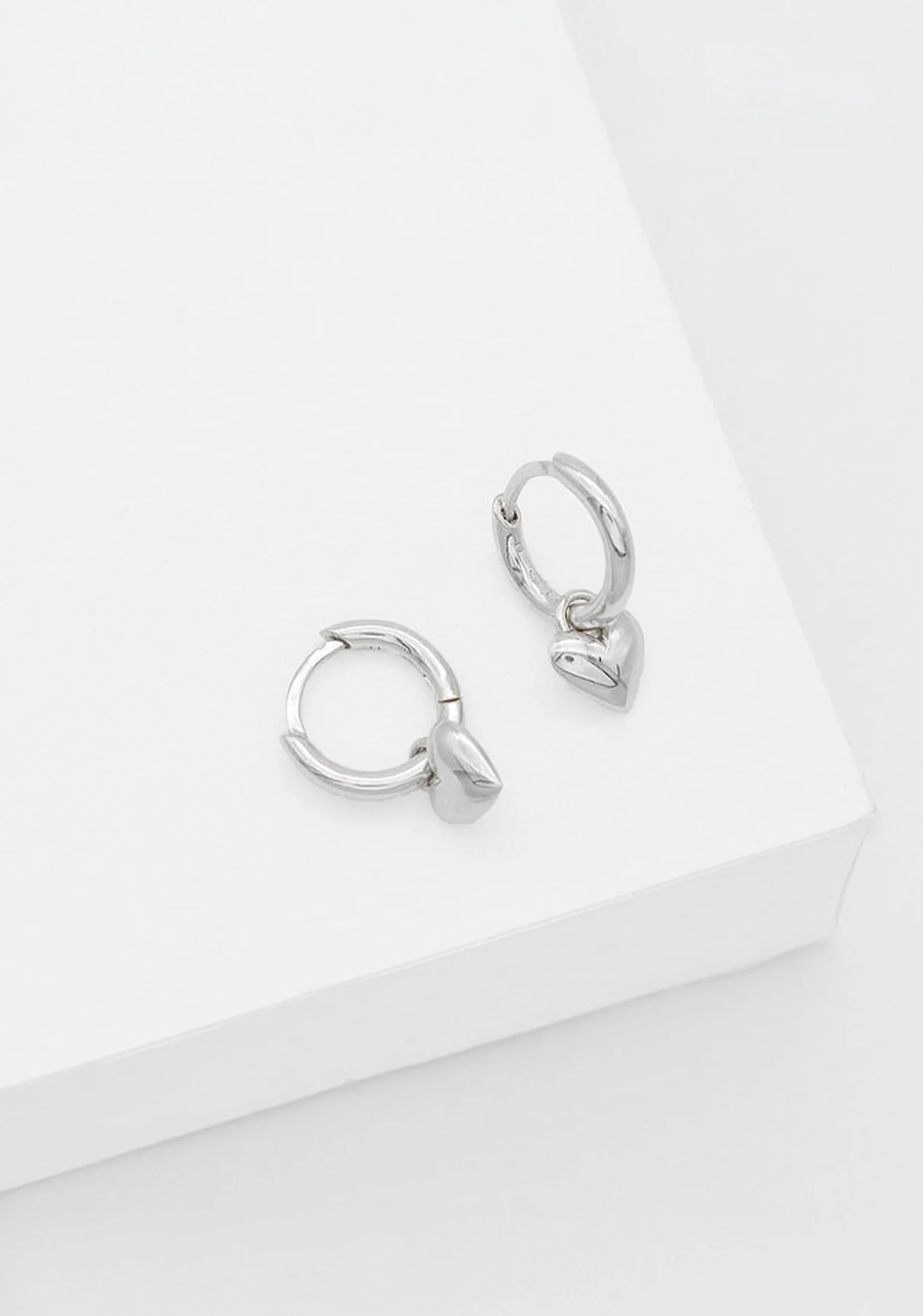 Amore Huggie Earrings_Silver - Image 3