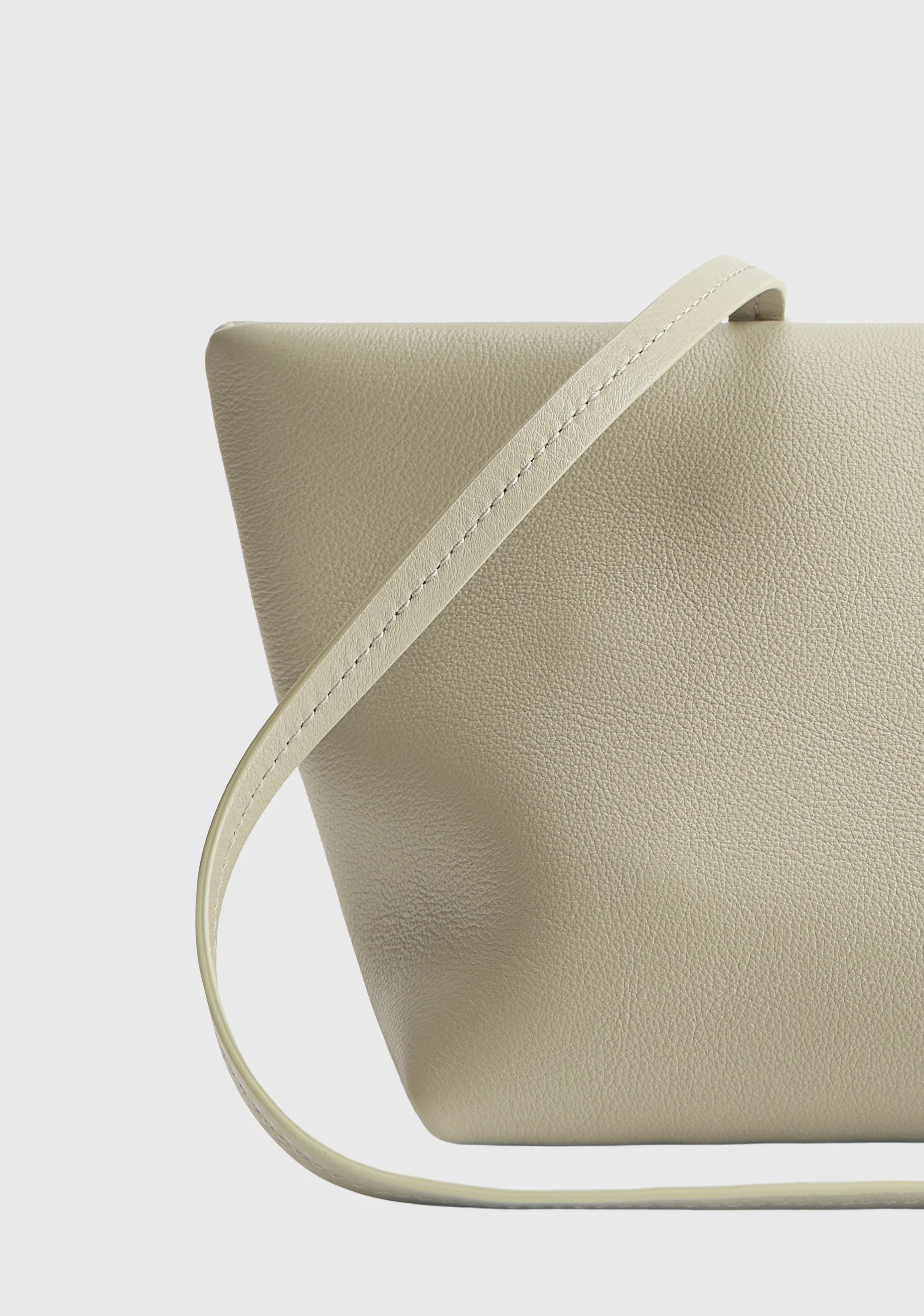 Boulevard Sling Leather Bag_Cream - Image 7