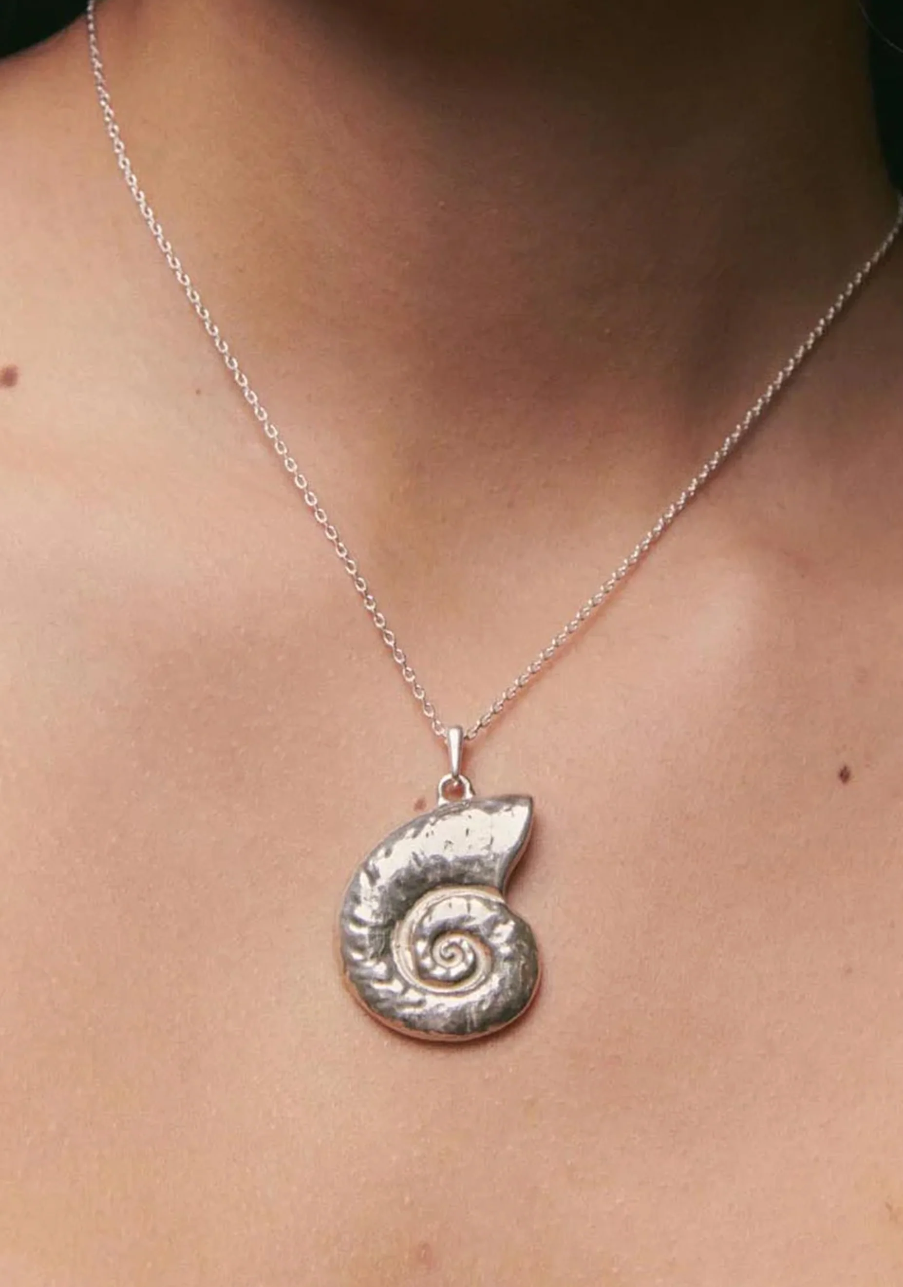 Caracola Charm Necklace_Silver - Image 2