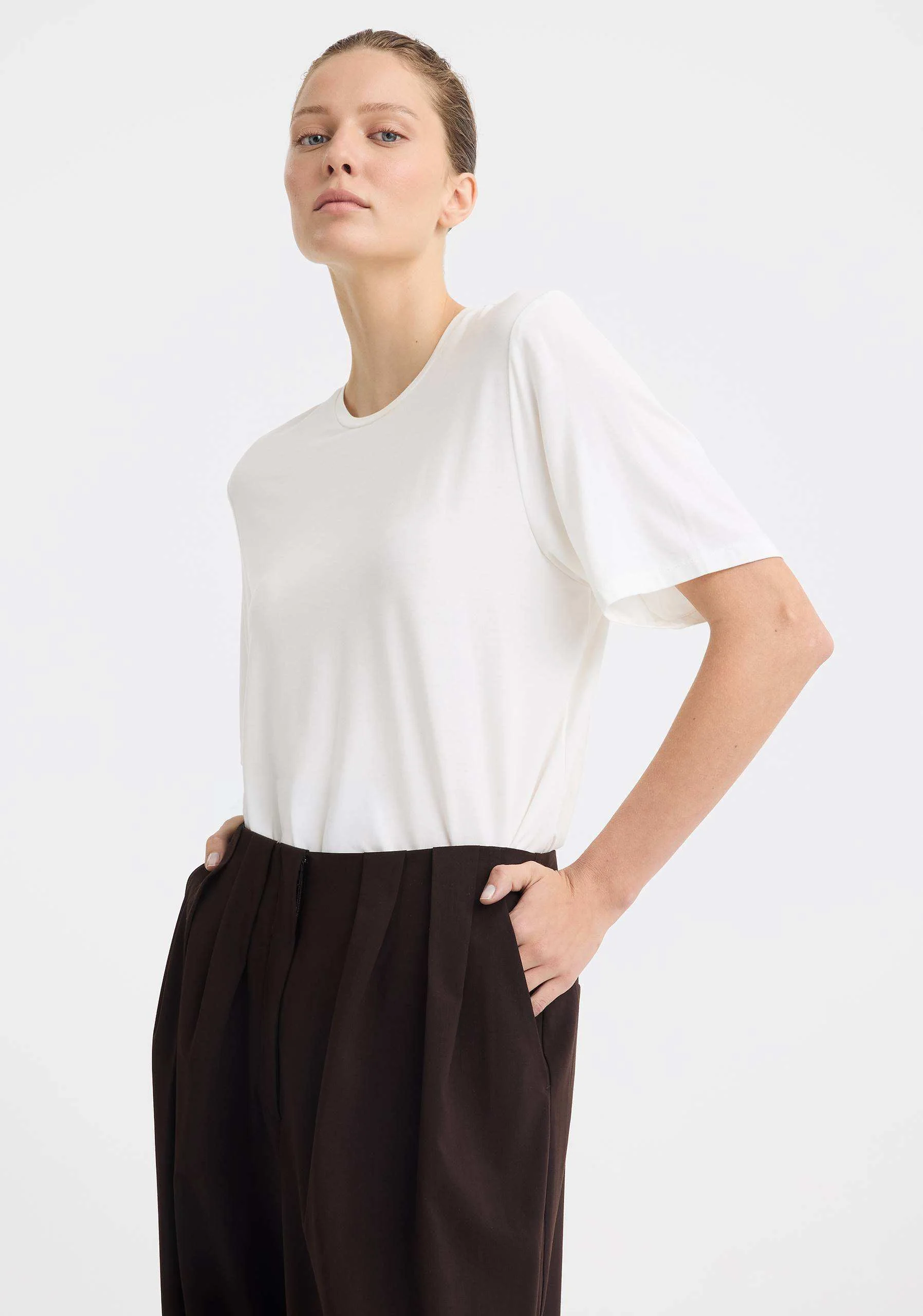 Liana Tee_White