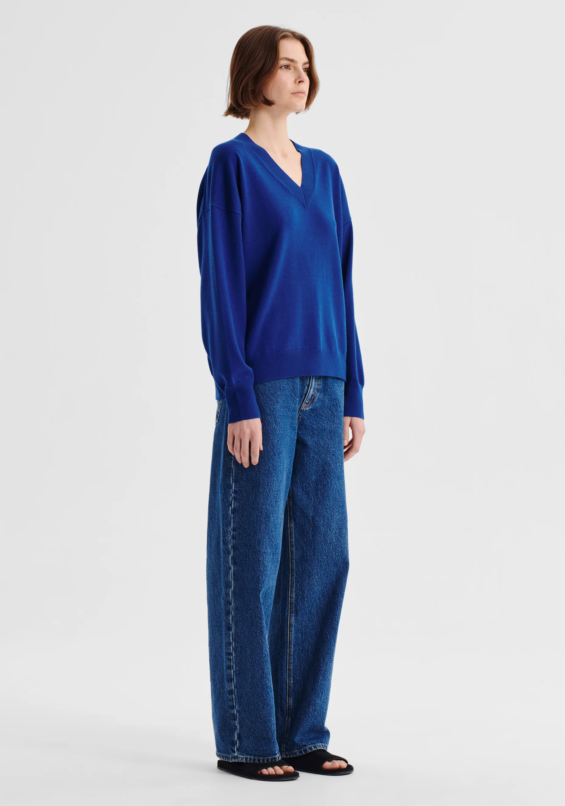 Payton V-Neck Merino Knit Pullover_Cobalt - Image 5